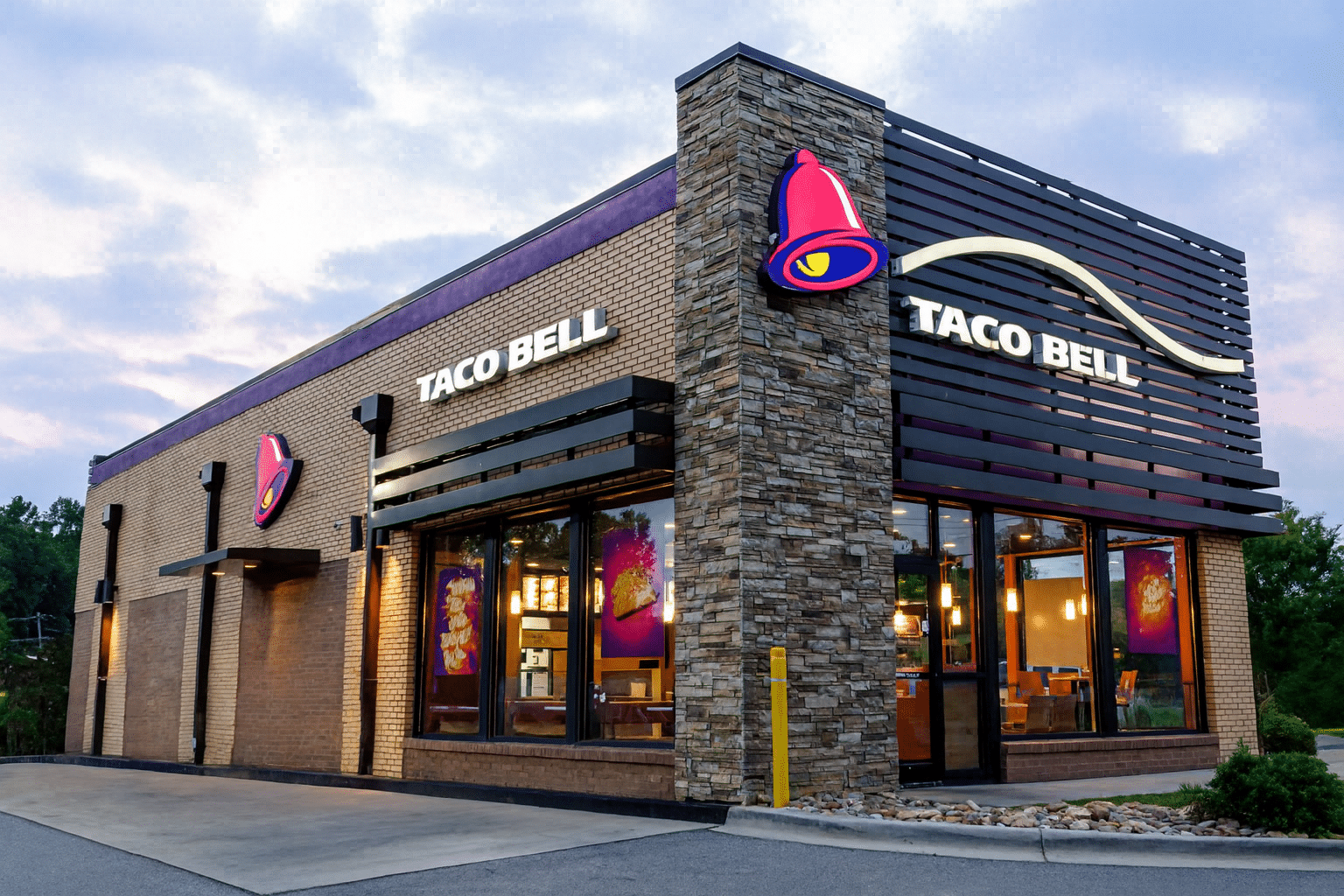 un restaurant taco bell illuminé devant un parking sans voiture
